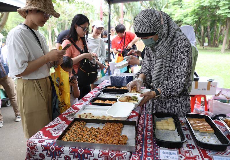 「2024 Eid-al-Fitr in Taipei 尋味台北 齊賀開齋」活動14日在大安森林公園登場，吸引不少民眾參觀市集，體驗穆斯林文化及品嚐美食料理