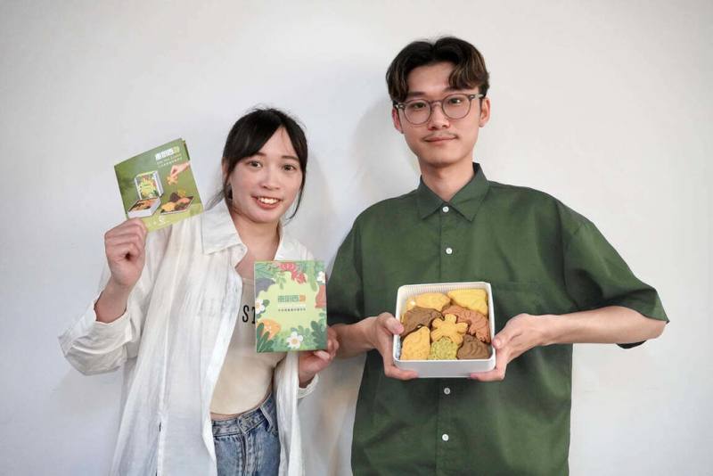 台灣科技大學碩士班學生林仲威（右）、薛凱潔（左）與庇護工場合作，將台灣常見的外來種生物設計成餅乾，盼以簡單趣味的方式喚起更多人重視環境議題。（台科大提供）