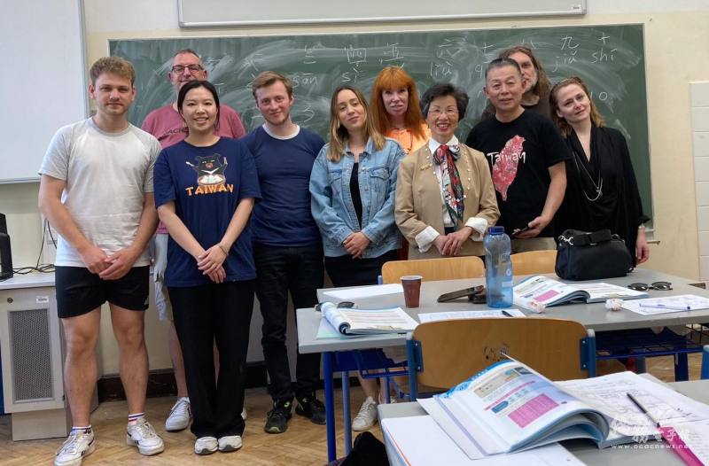 奧地利臺灣華語文學習中心（TCML）舉辦清明節文化體驗活動，駐奧地利代表處大使張小月(前排右三)也受邀出席，並讚揚TCML為學員創造優質的學習環境