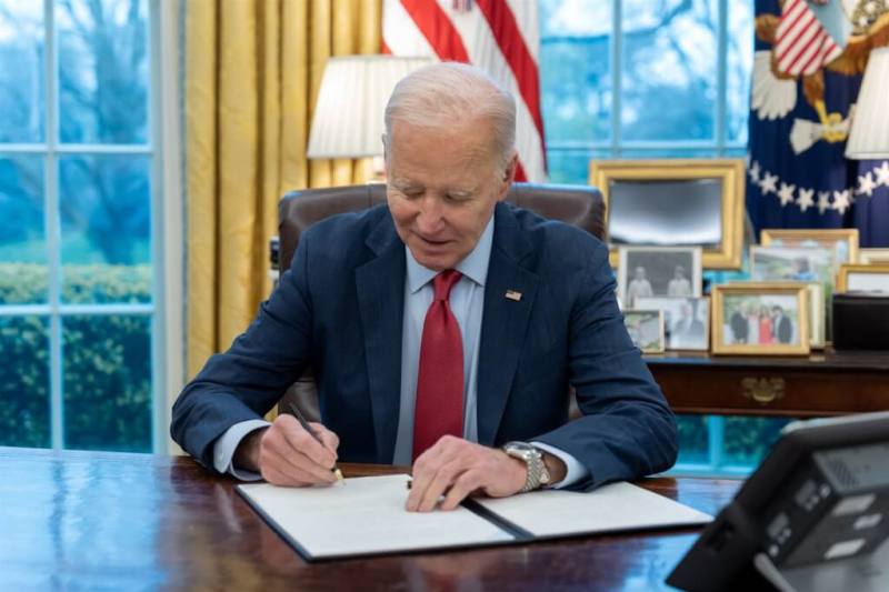美國總統拜登簽署法案資料照。（圖取自twitter.com/POTUS）