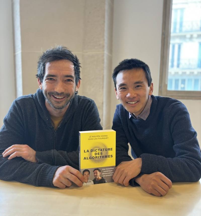 法國新書「演算法獨裁」作者黎元黃（右）和福克（左）22日接受中央社專訪，談及台灣數位實驗如「概念驗證」，對全球都很重要。他們指出，世界民主衰退，但台灣正在強化民主。