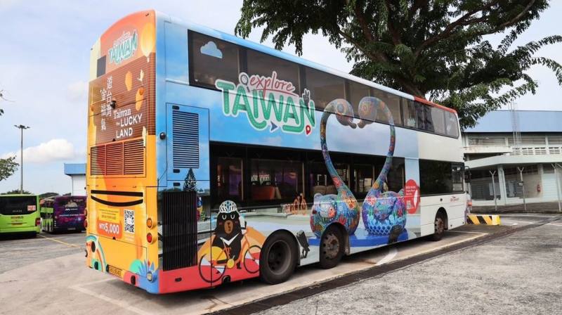 交通部觀光署駐新加坡辦事處4月接連在新加坡捷運、巴士、計程車及廣播電台推出台灣形象廣告。（交通部觀光署駐新加坡辦事處提供）