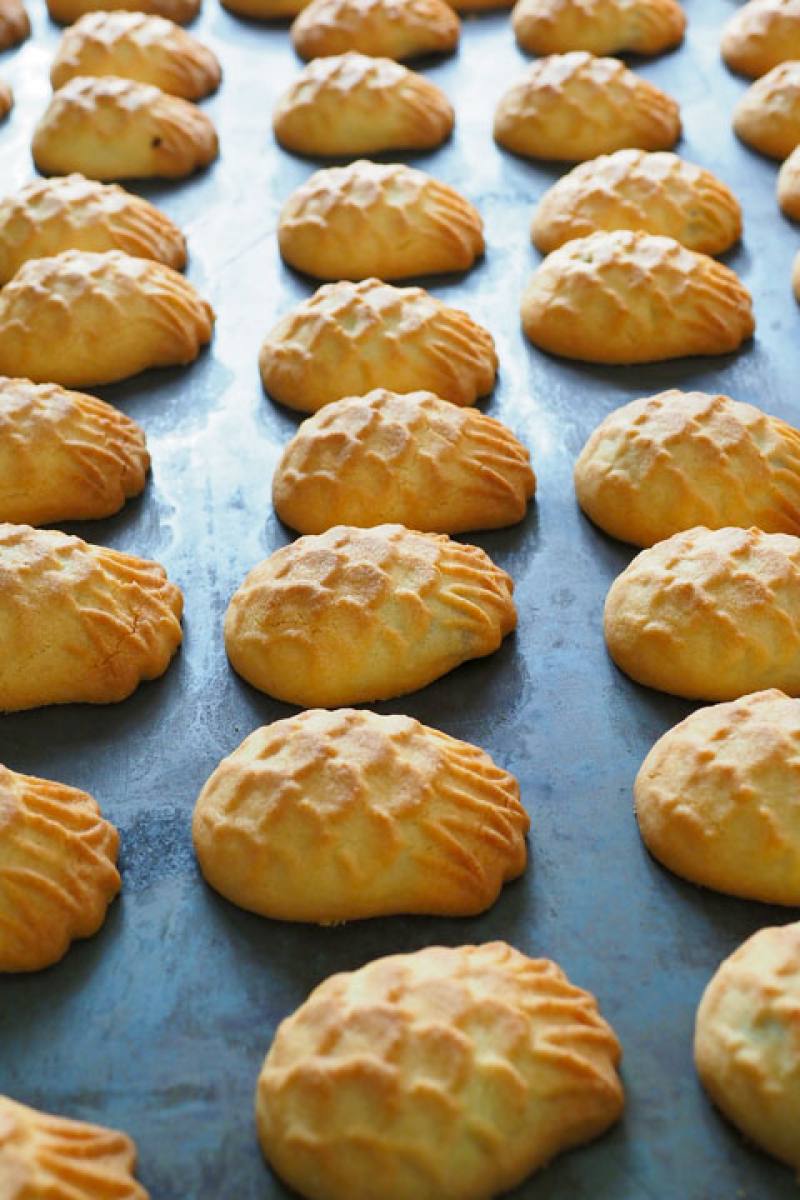 Old Xuehuazhai adheres to the tradition of using lard for the pastry of pineapple cakes to produce a biscuit-like crunchy texture.