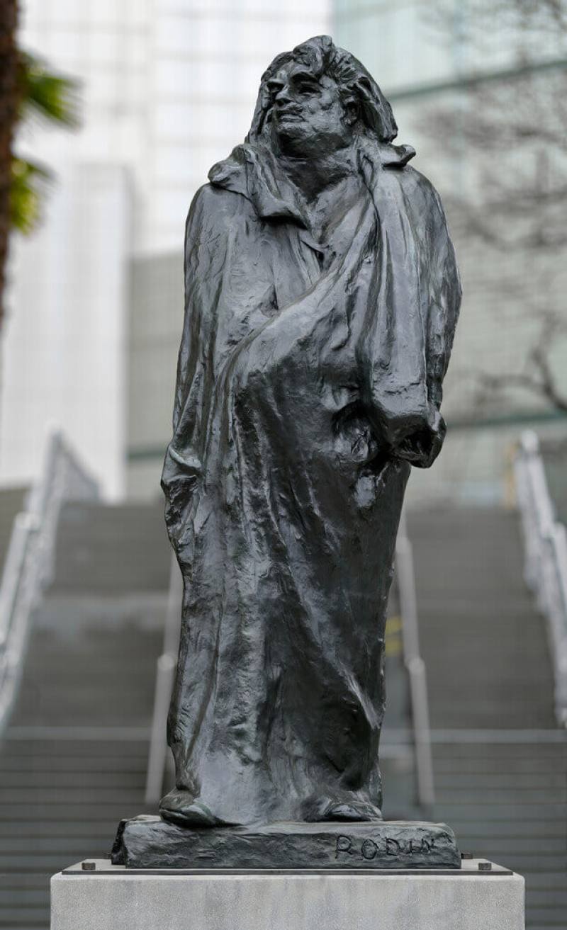 奠定19世紀著名雕塑家羅丹學術地位的作品「巴爾札克紀念像」，原作塑於1897年，圖為1967年翻鑄作品，5月將於富邦美術館開館大展「真實本質：羅丹與印象派時代」展出。（LACMA、富邦美術館提供）