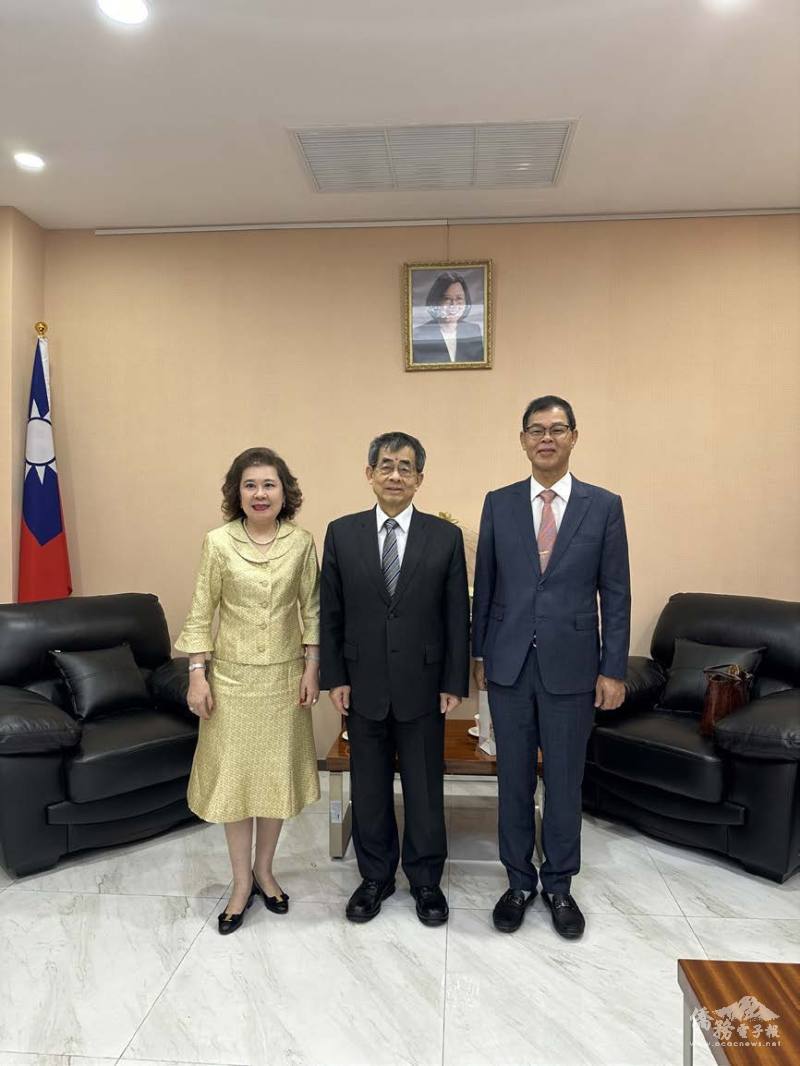 駐泰國代表處大使張俊福(中)與新任僑務委員林何佩娟(左)及鄭家進(右)合影