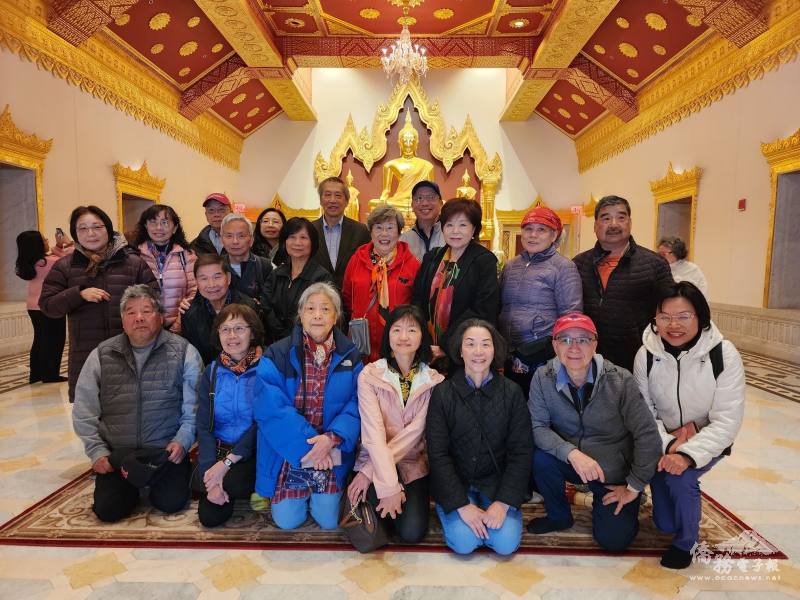 大波士頓地區僑團代表們在王本仁 (後排右二) 的帶領下參訪泰王寺