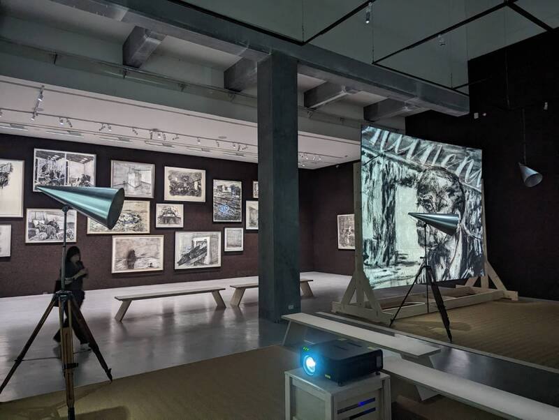 南非藝術家肯特里奇（William Kentridge）個展首度登台，4日起將在台北市立美術館開展，展中以大型裝置投影形式呈現肯特里奇早期2件及近期3件定格短片作品，並同步展出拍攝過程中所創作的素描手稿。