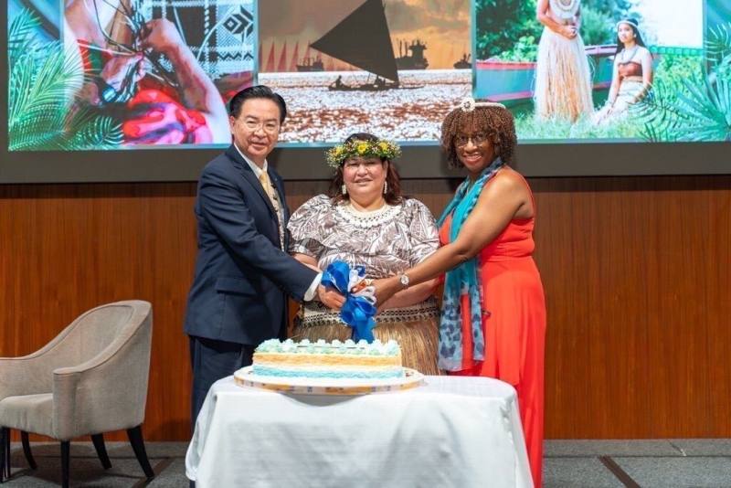 馬紹爾群島共和國駐台大使卡蒂爾（Anjanette Kattil）（中）與外交部長吳釗燮（左）、聖文森及格瑞那丁駐台大使暨駐台使節團團長柏安卓（Andrea Bowman）（右）共同切蛋糕，祝賀馬國45週年憲法日。(外交部提供)