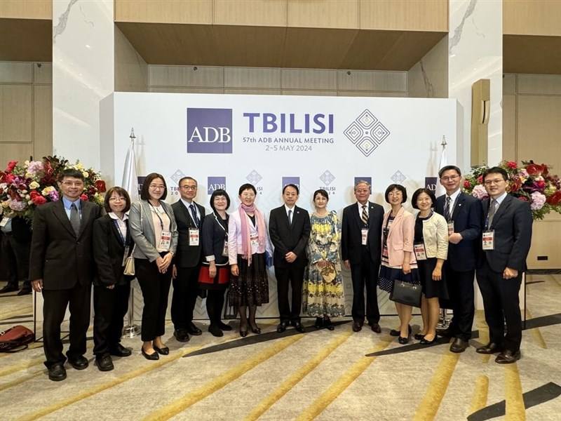 Finance Minister Chuang Tsui-yun (sixth left) and members of Taiwan's delegation to the 57th annual meeting of the Asian Development Bank in the Georgian capital of Tbilisi pose for a picture with the bank's President Masatsugu Asakawa (seventh left). Pho
