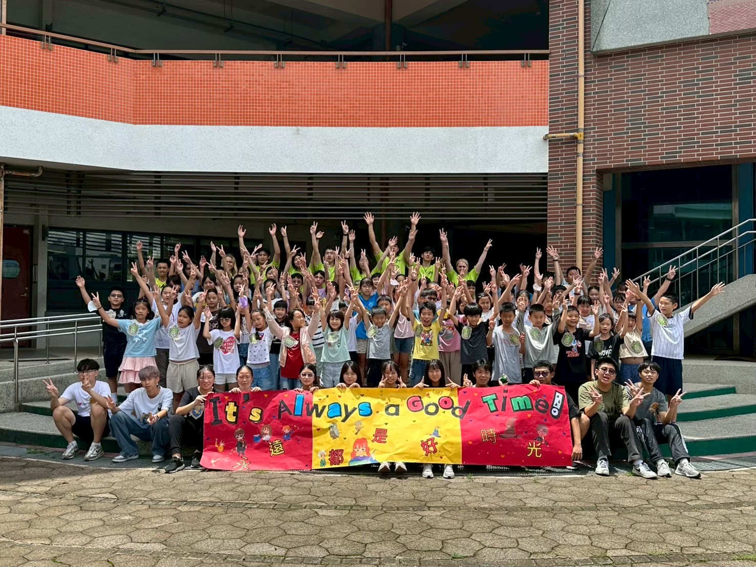 Group photo of volunteers and school children