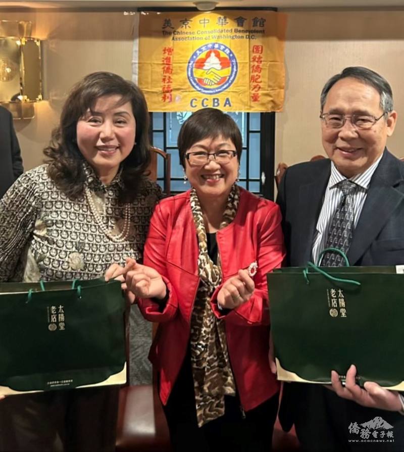 徐佳青致贈臺灣鳳梨酥予美京中華會館元老黃浩源及李治瑞